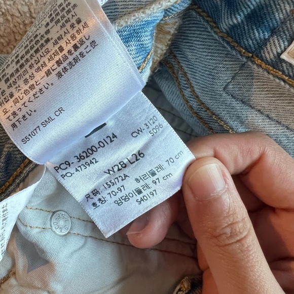 Levi’s 501 Original cropped jeans in light blue. 28x26 - Picture 5 of 6